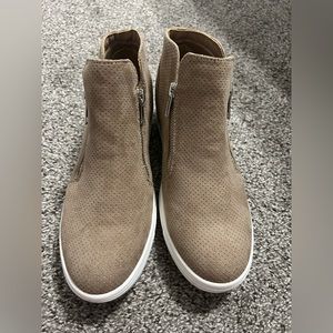 Cushionaire Platform Sneakers size 8
